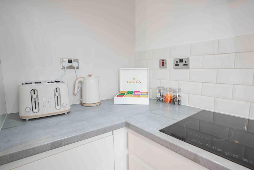 Stunning Abode 5 Min From Nec & Bhx, Pets Allowed Marston Green Room photo